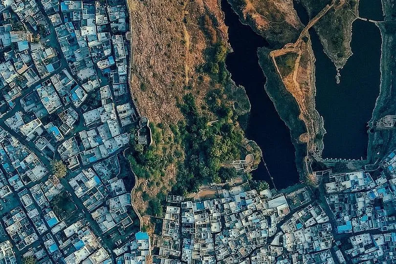 Jodhpur is no longer the sea of blue it once was—greys, yellows, pinks, and browns are gradually beginning to stand out. Image: Instagram.com/rishabhpaliwal26 